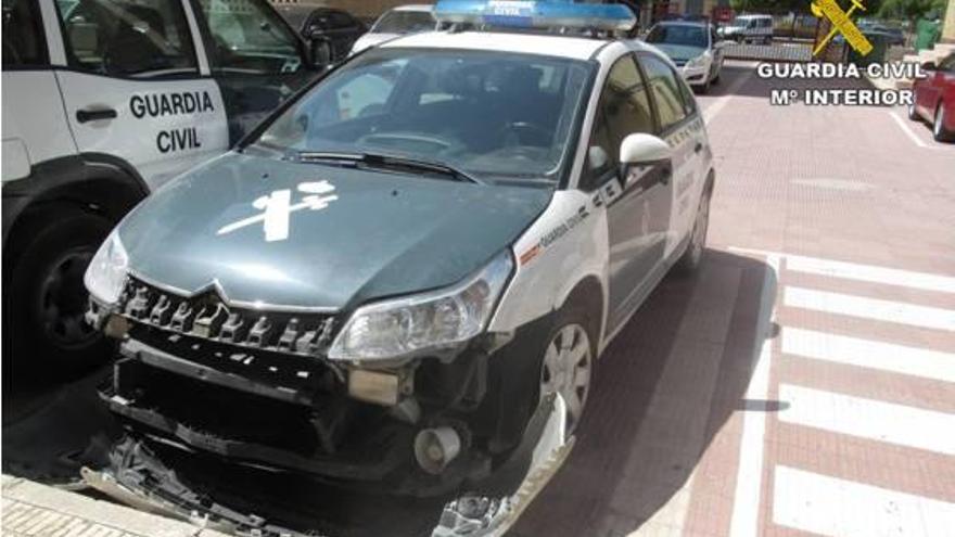 Estado en el que quedó el coche patrulla de la Guardia Civil de Villena tras la persecución.
