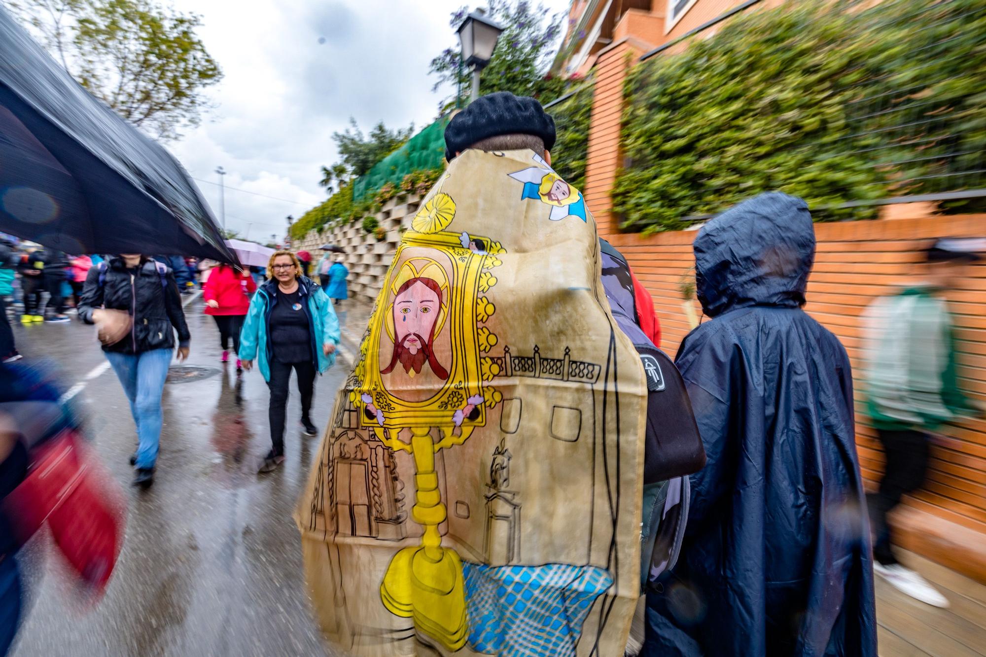 La Policía Local ha estimado una asistencia de cerca de cien mil peregrinos que han acudido a la Santa Faz. Un tercio de los 300.000, que siempre según el Ayuntamiento, hicieron la Santa Faz en 2019, la última edición antes de la pandemia.