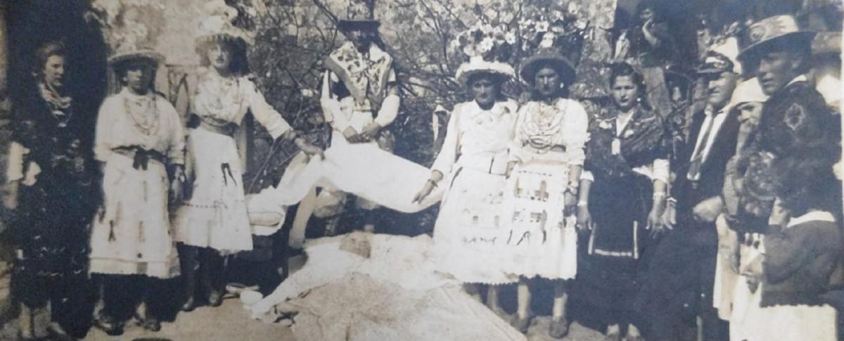 Damas y galanes de Domaio con un vecino que estaba enfermo y sacaron en su cama.