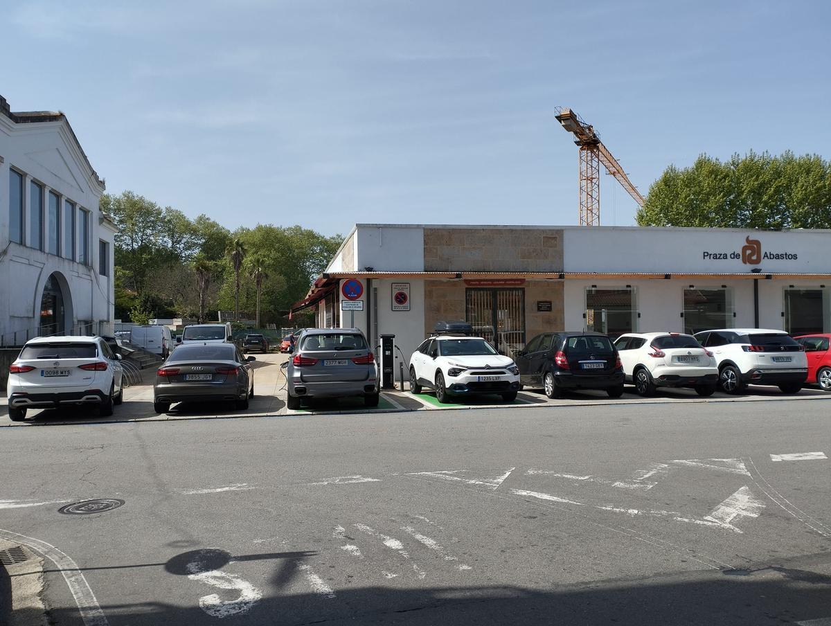 Estación de carga de coches eléctricos situada junto a la plaza de abastos de Vilagarcía.