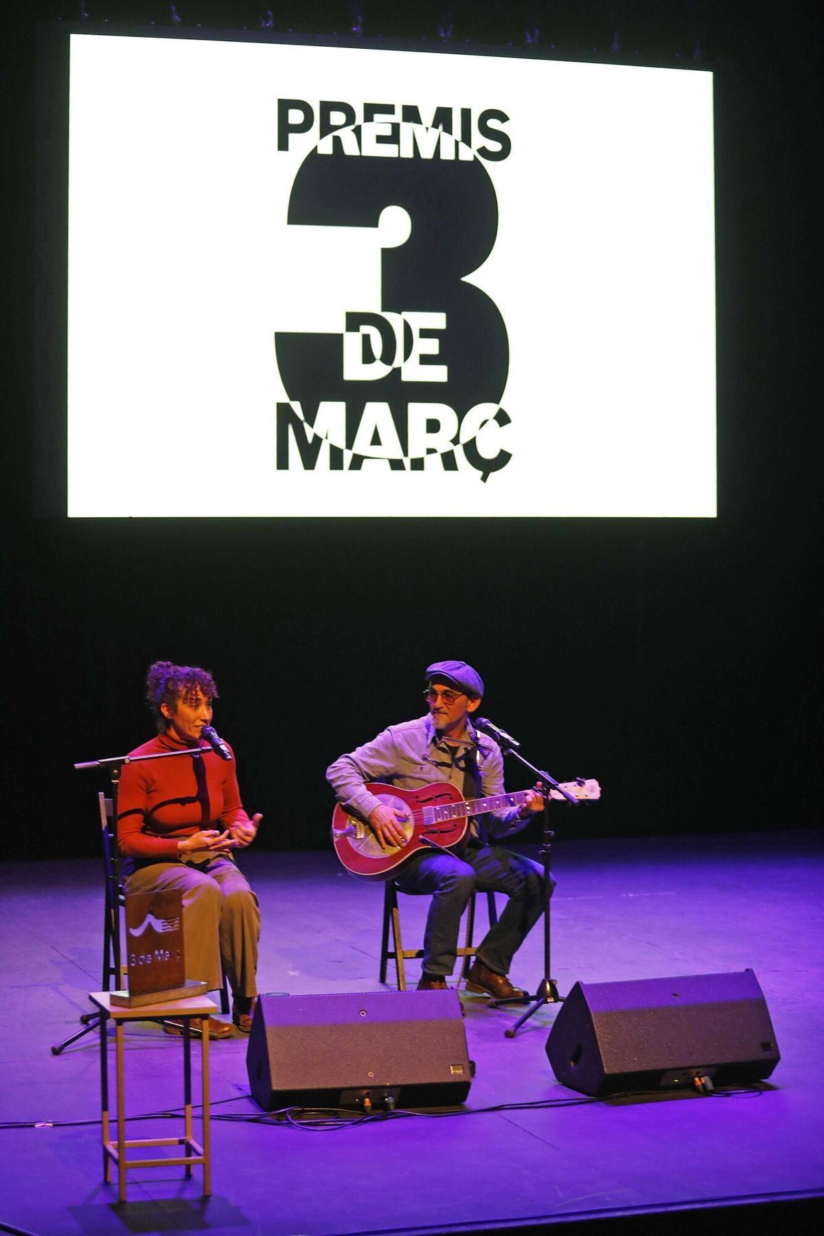 Salt. Teatre. Entrega del Premi Tres de Març a Felix Mussoll (rector de la parroquia de Sant Cugat).
