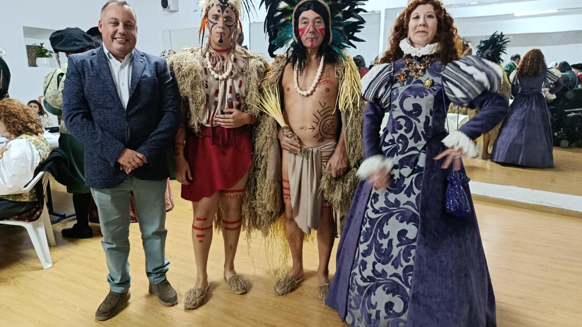 Los dos representantes de los Timucua con Beatriz Ayuso, de Aunando Fronteras y el concejal Pelayo García.