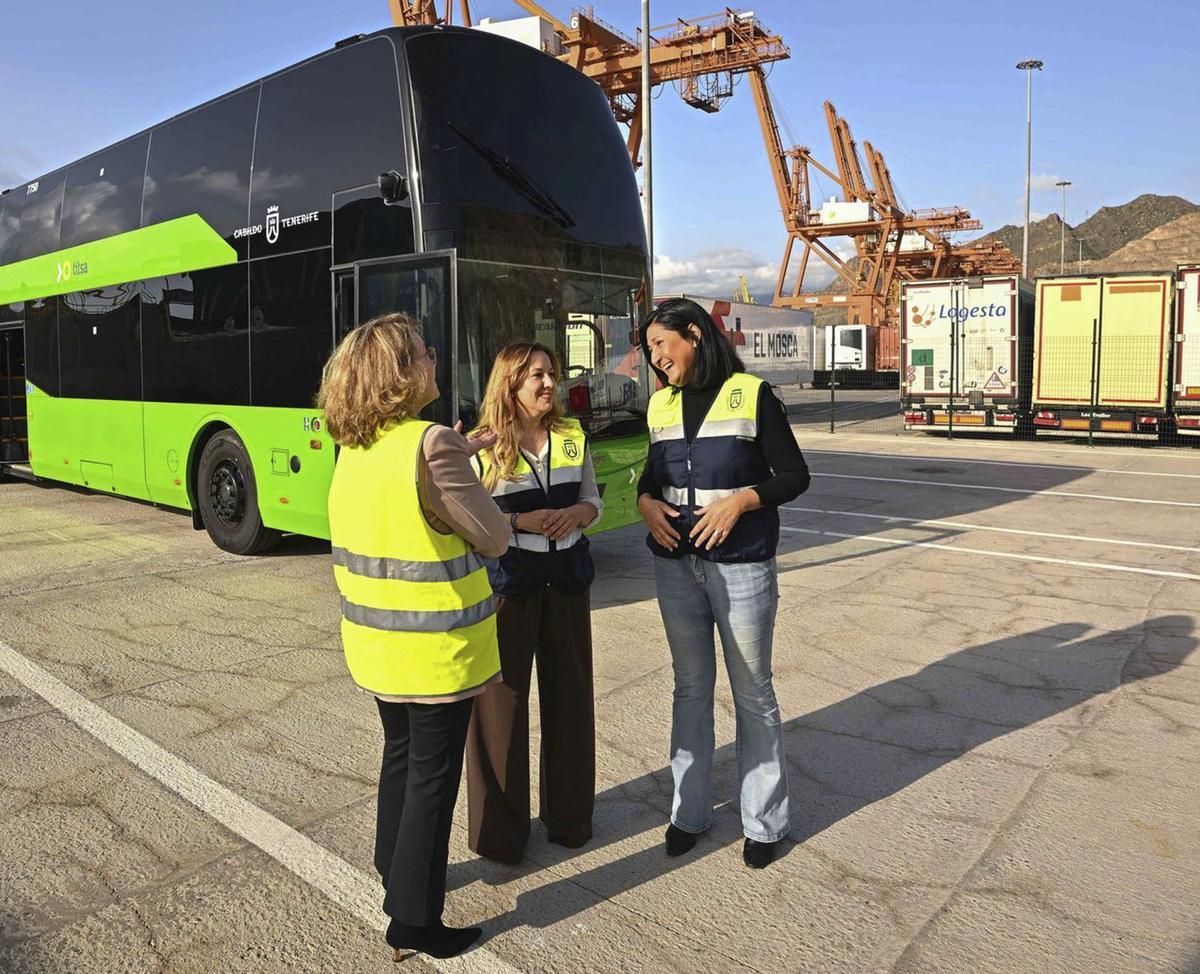 Rosa Dávila, Presidenta del Cabildo de Tenerife en el intercambiador.
