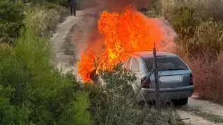 Se incendia un coche en Albaida abandonado por un conductor ebrio tras un accidente
