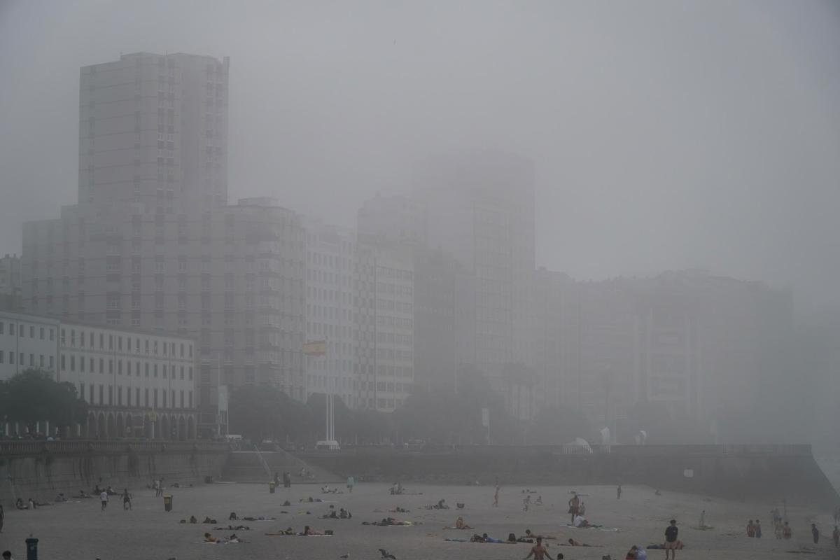 A Coruña quedó sumergida bajo la niebla este lunes A Coruña quedó sumergida bajo la niebla este lunes
