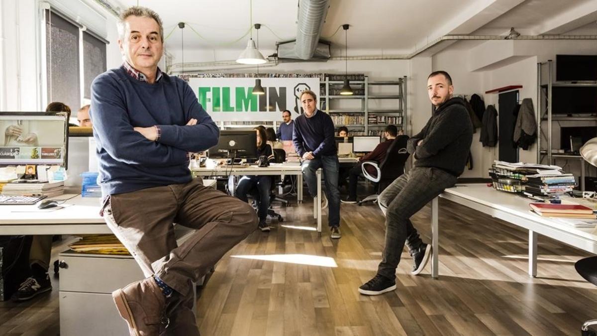 Juan Carlos Tous, junto con Jaume Ripoll (derecha) y Jose Antonio de Luna (centro), en las oficinas de Filmin, en Barcelona.