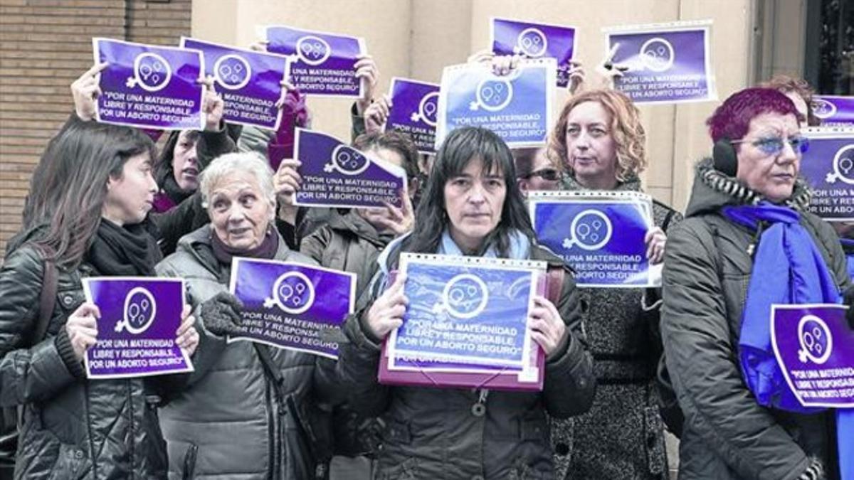 Representantes de colectivos feministas de Zaragoza, tras entregar firmas contra la 'ley Gallardón' en la Delegación del Gobierno, la semana pasada.