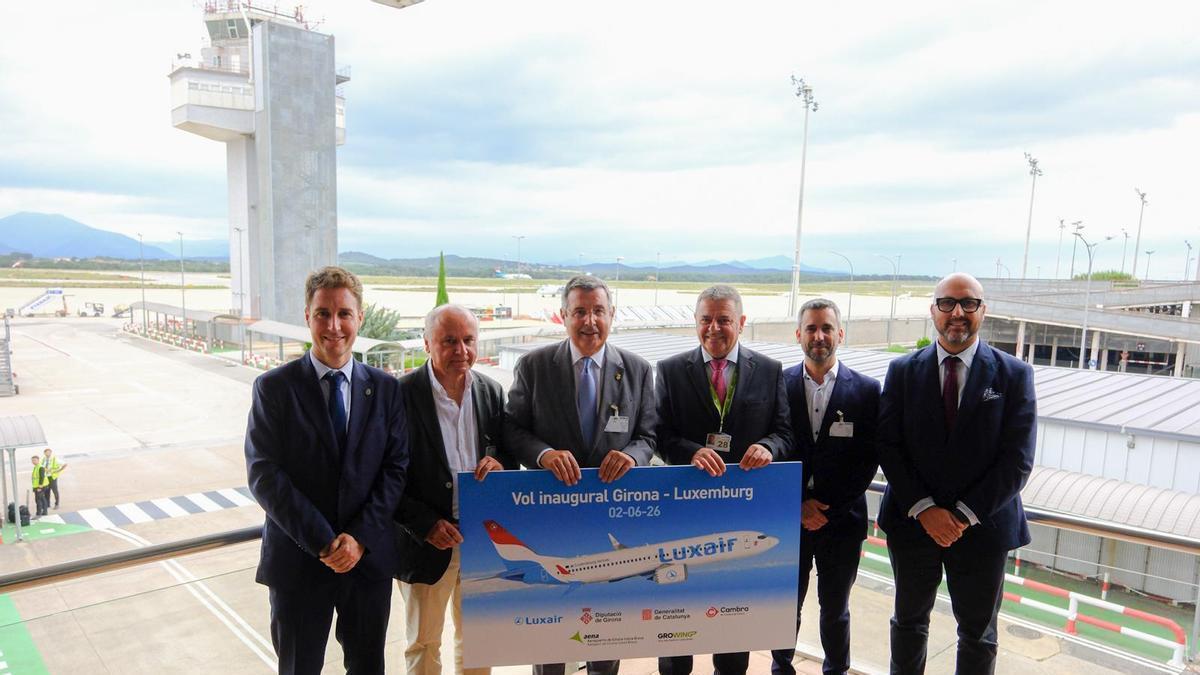Representants institucionals i de Luxair, a l’Aeroport de Girona-Costa Brava, durant l’estrena del primer vol regular entre Girona i Luxemburg