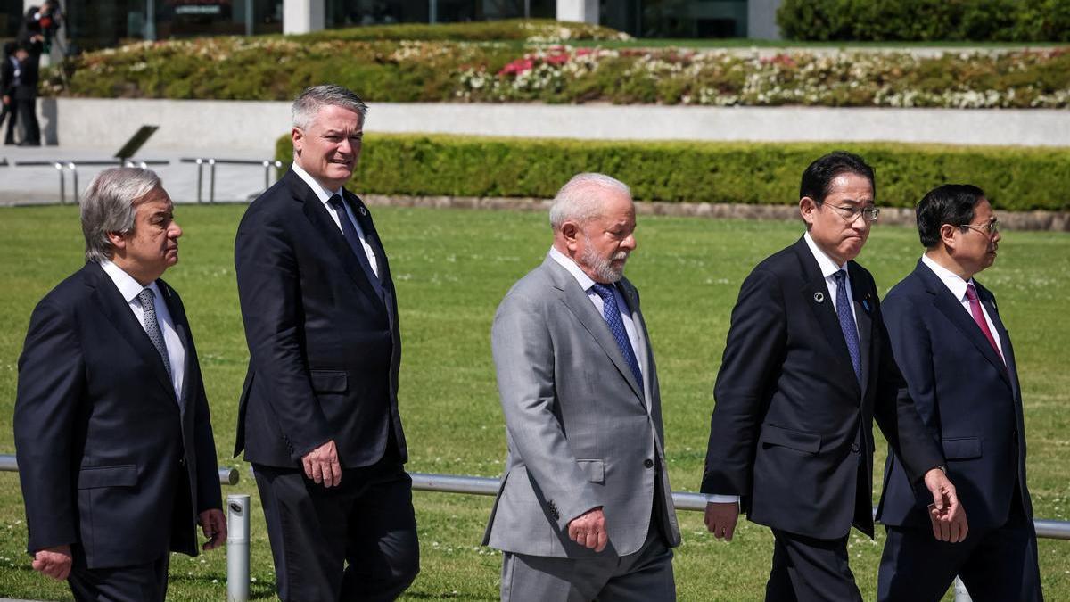 El secretario general de la OCDE, Mathias Cormann (segundo por la izquierda), junto a líderes internacionales en la cumbre del G-7 en Hiroshima, el 21 de mayo.