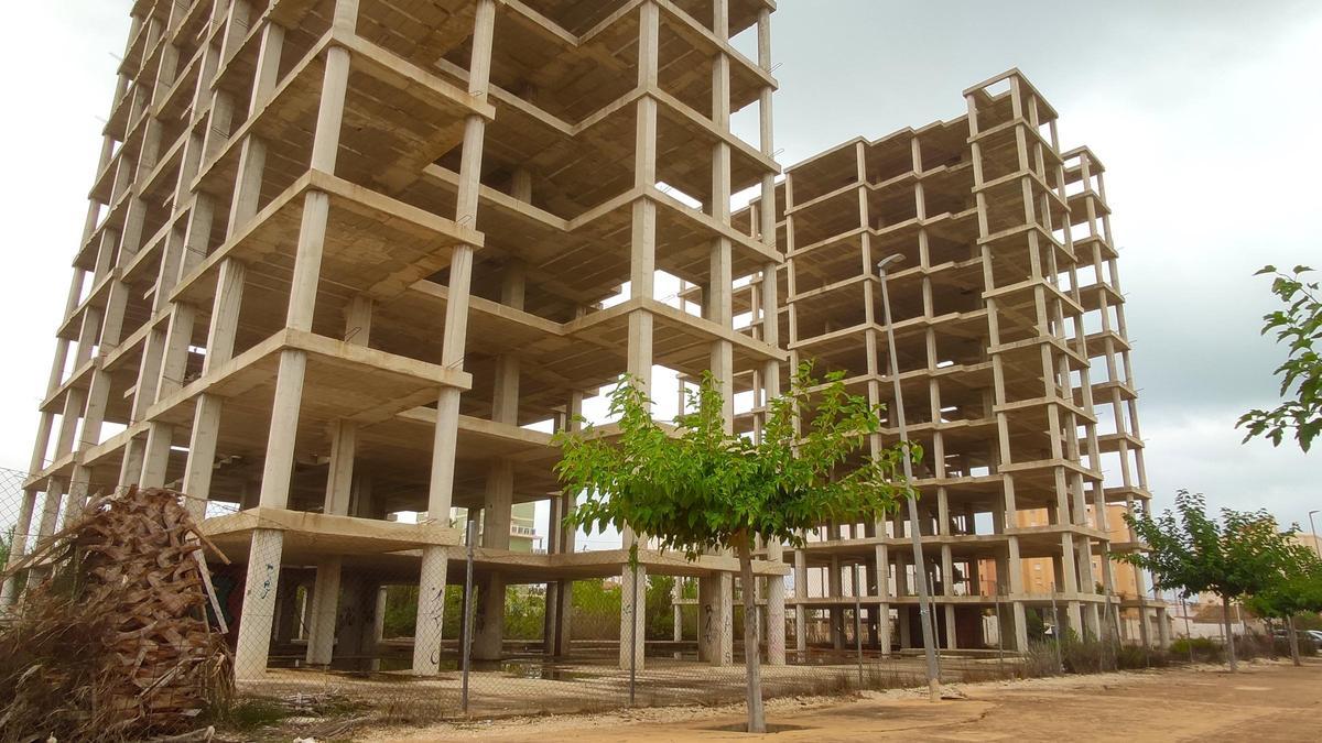 Calle peatonal entre las torres.