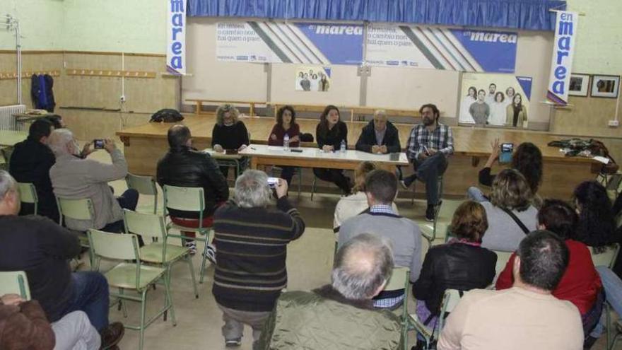 Ferrín (segundo izd.), Rubén Pérez y las candidatas Alexandra Fernández y Ánxela Rodríguez (centro). // S.A.