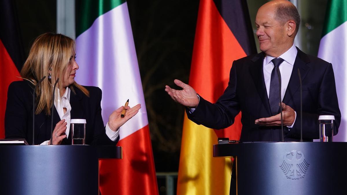 La primera ministra italiana, Giorgia Meloni, y el canciller alemán, Olaf Scholz, durante la rueda de prensa conjunta que han ofrecido este viernes en Berlín.