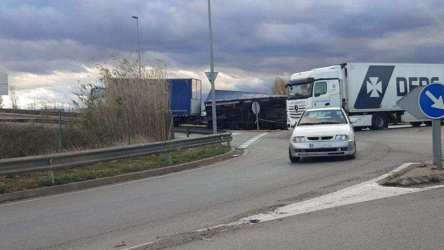 El camió articulat va bolcar el 2 de desembre passat sobre la vorera.