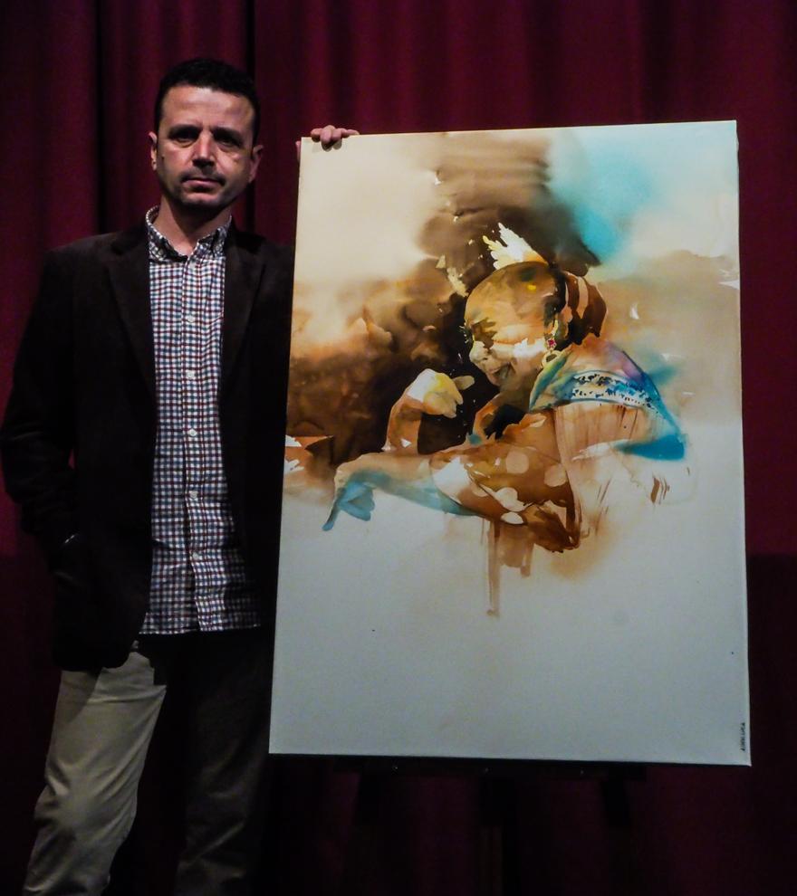 El artista Alfredo López posa con el cuadro que sirve de imagen para esta edición de Lo Ferro.  l.o.