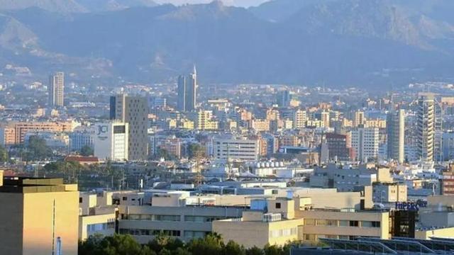 El crecimiento urbanístico de Murcia capital podría verse condicionado por la falta de capacidad eléctrica, según BBVA Research.