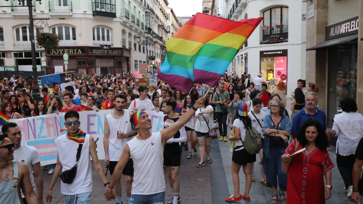 Multitudinaria manifestación en Zaragoza el Día del Orgullo LGTBI.