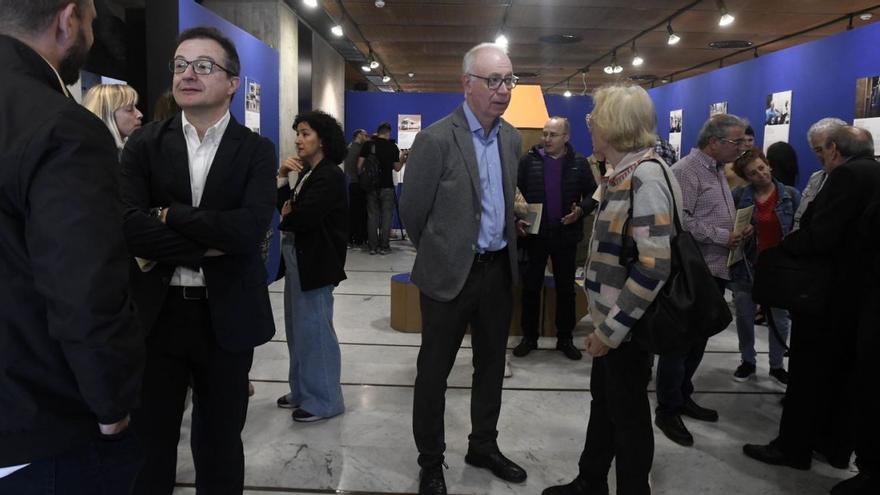 Asistentes al acto, en la sede del COAMU momentos antes de comenzar la presentación de la publicación. | ISRAEL SÁNCHEZ