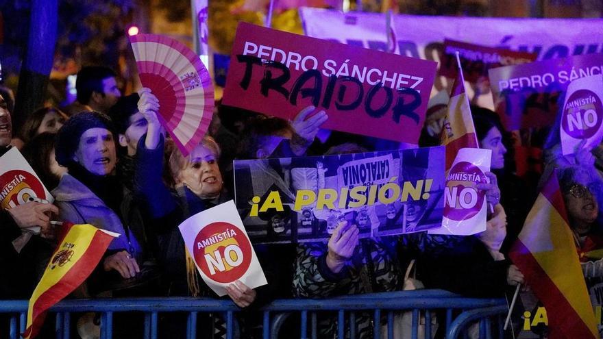 Concentraciones de protesta contra la amnistía frente a las sedes del PSOE en varias capitales de provincia