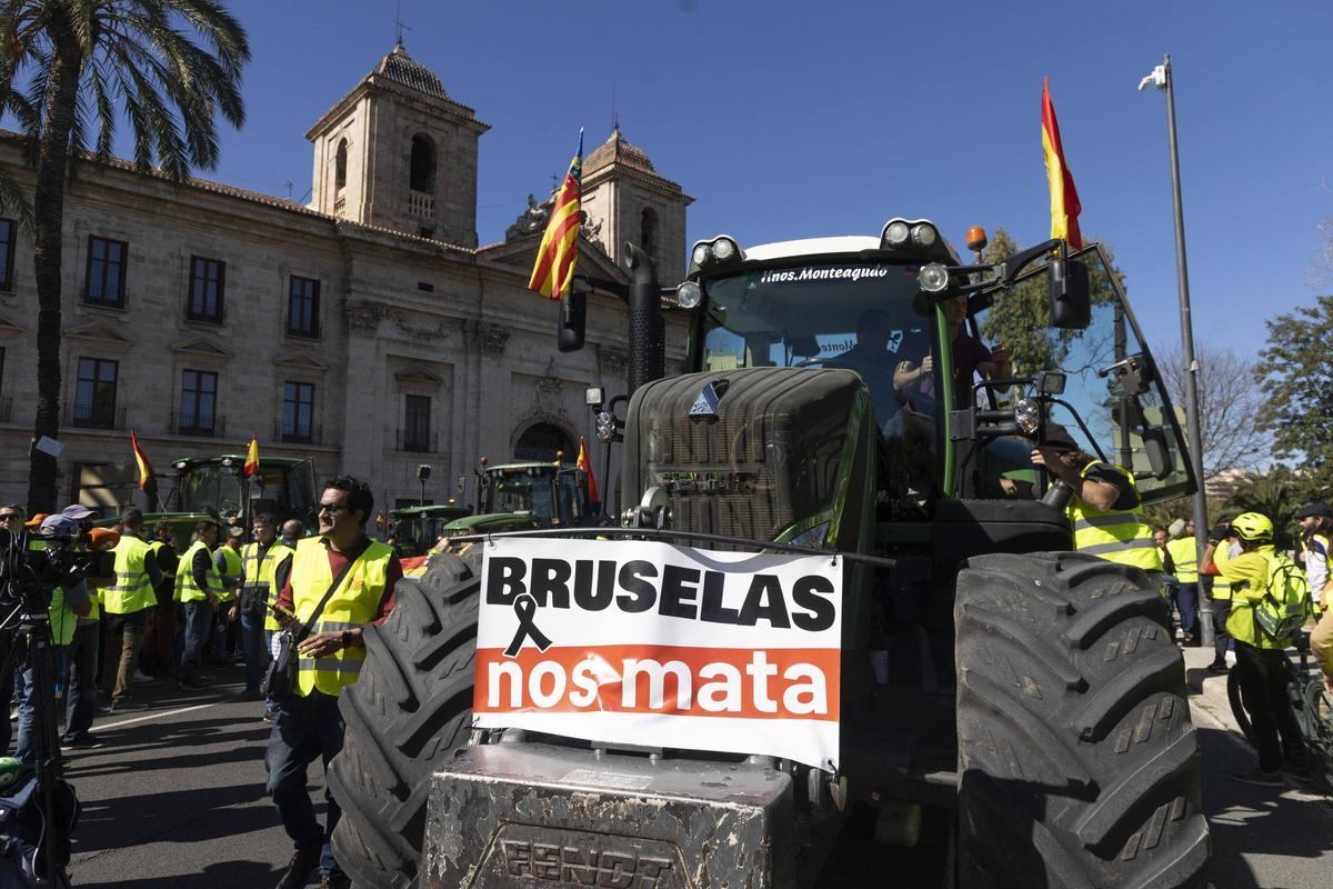 Protestas agrarias frente a la Delegación del Gobierno en la Comunitat Valenciana.