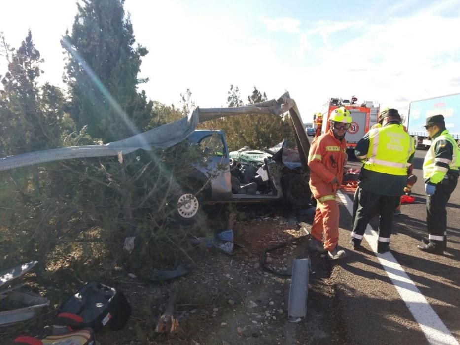 Imágenes del rescate y la asistencia al conductor accidentado hoy en Buñol.