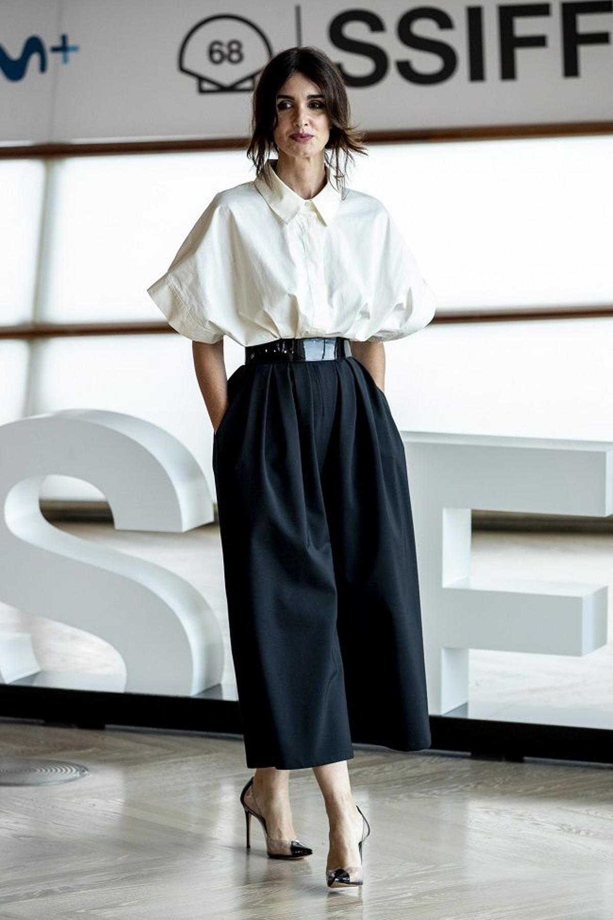 Paz Vega con look de camisa y pantalones anchos en el 'photocall' del Festival de Cine de San Sebastián