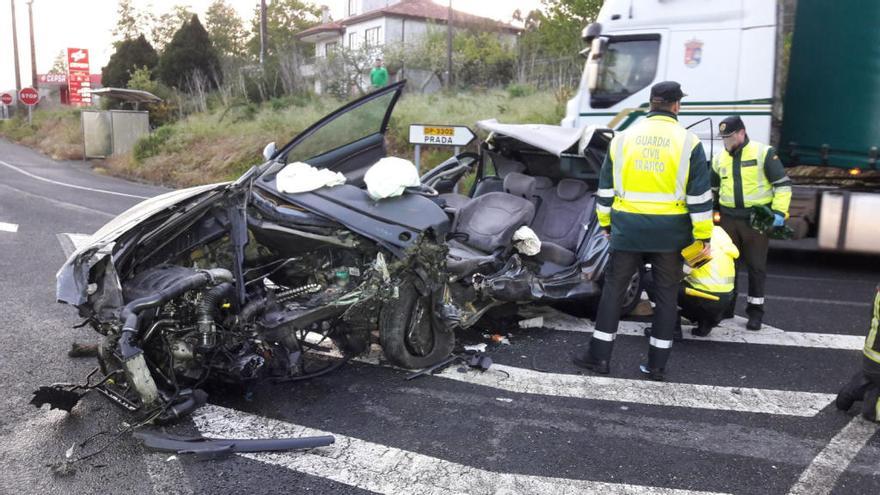 Muere un hombre tras una colisión frontal entre dos coches en Padrón