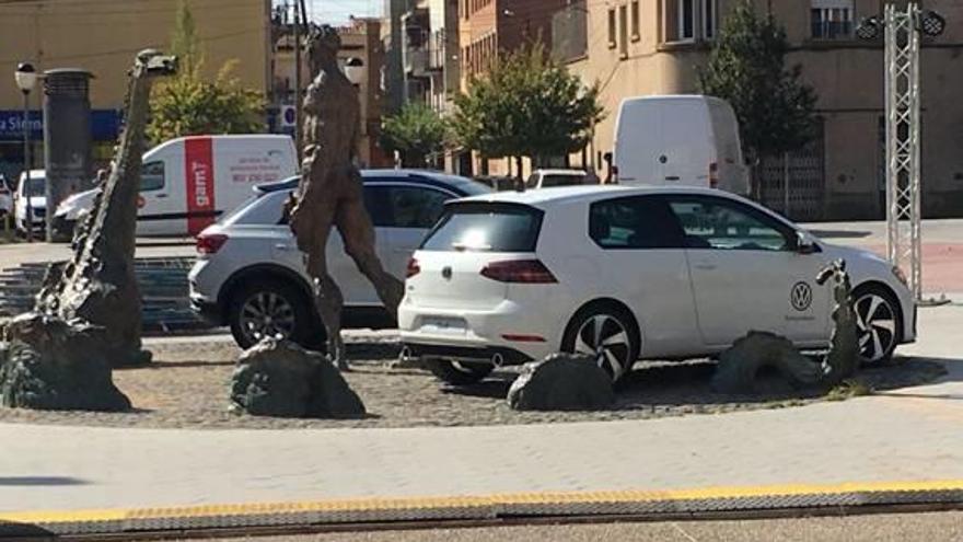 Cotxes publicitaris s&#039;instal·len sobre un conjunt escultòric de Figueres