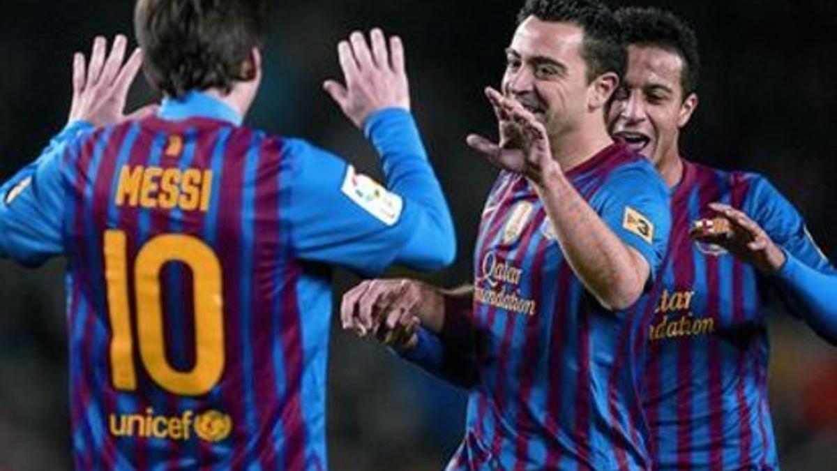 Xavi agradece a Messi la asistencia en el quinto gol.