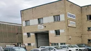 Fallece el dueño de una empresa de Carreño tras precipitarse desde el tejado de la nave que estaba limpiando