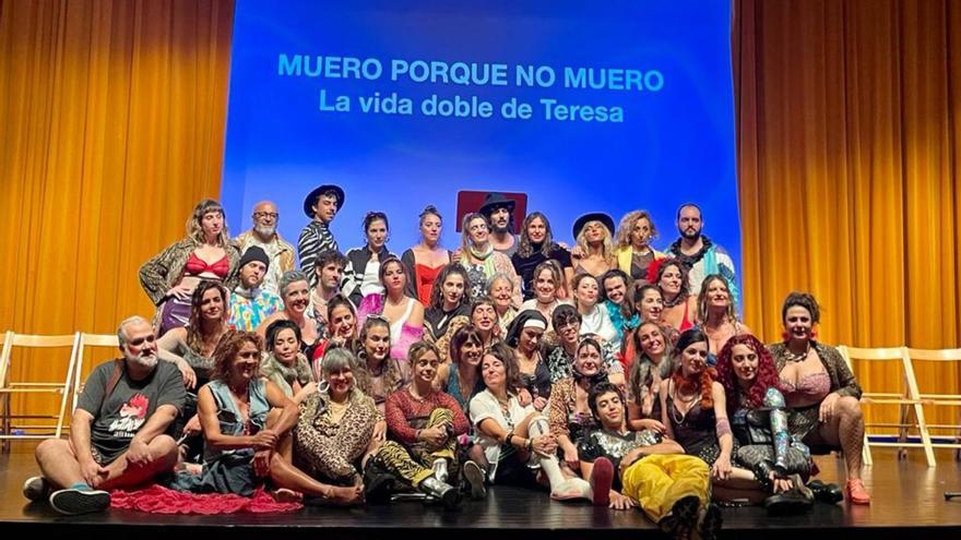 El elenco de «Muero porque no muero», en el Auditorio «Teodoro Cuesta», con Paco Bezerra (en el centro de la última fila, con sombrero). | C. M. B.