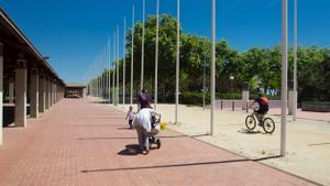 Parque del Port Olímpic de Barcelona, con los palos de banderas ya retirados