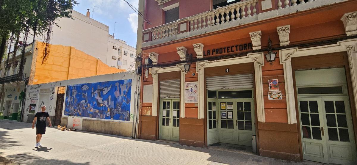 El mural, junto al teatro La Protectora