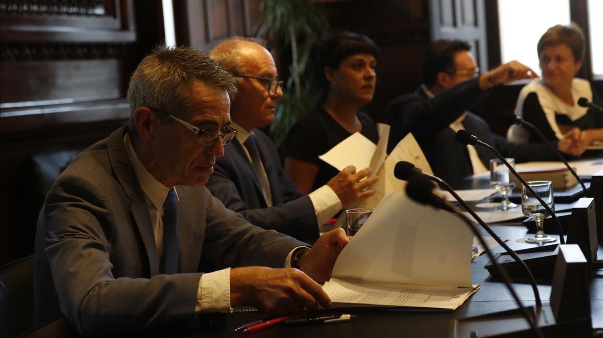 El secretario general del Parlament, Xavier Muro, y el letrado mayor, Antoni Bayona, en la reunión de la Mesa del Parlament.