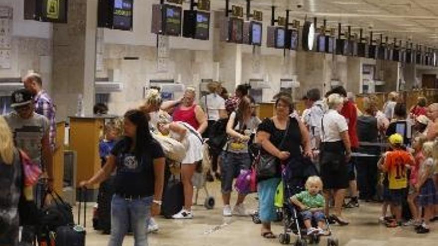 La inexistent connexió ferroviària limita l&#039;aeroport