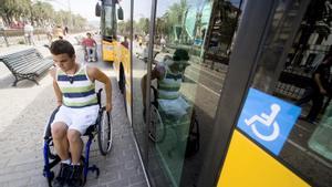 Una persona con movilidad reducida sale de un bus en una foto de archivo.