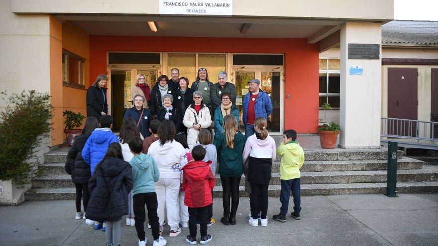 Profesorado, alumnado y familias en el 50 aniversario del centro. | Carlos Pardellas