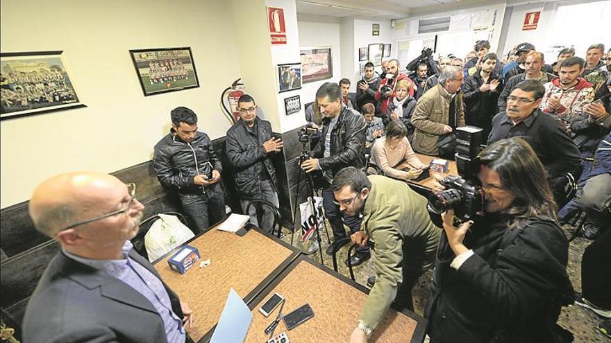 Frank Castelló se despide en una cafetería y atizando a David Cruz