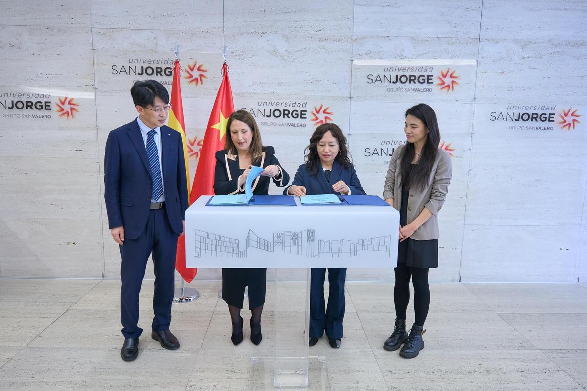 El momento de la firma del acuerdo.