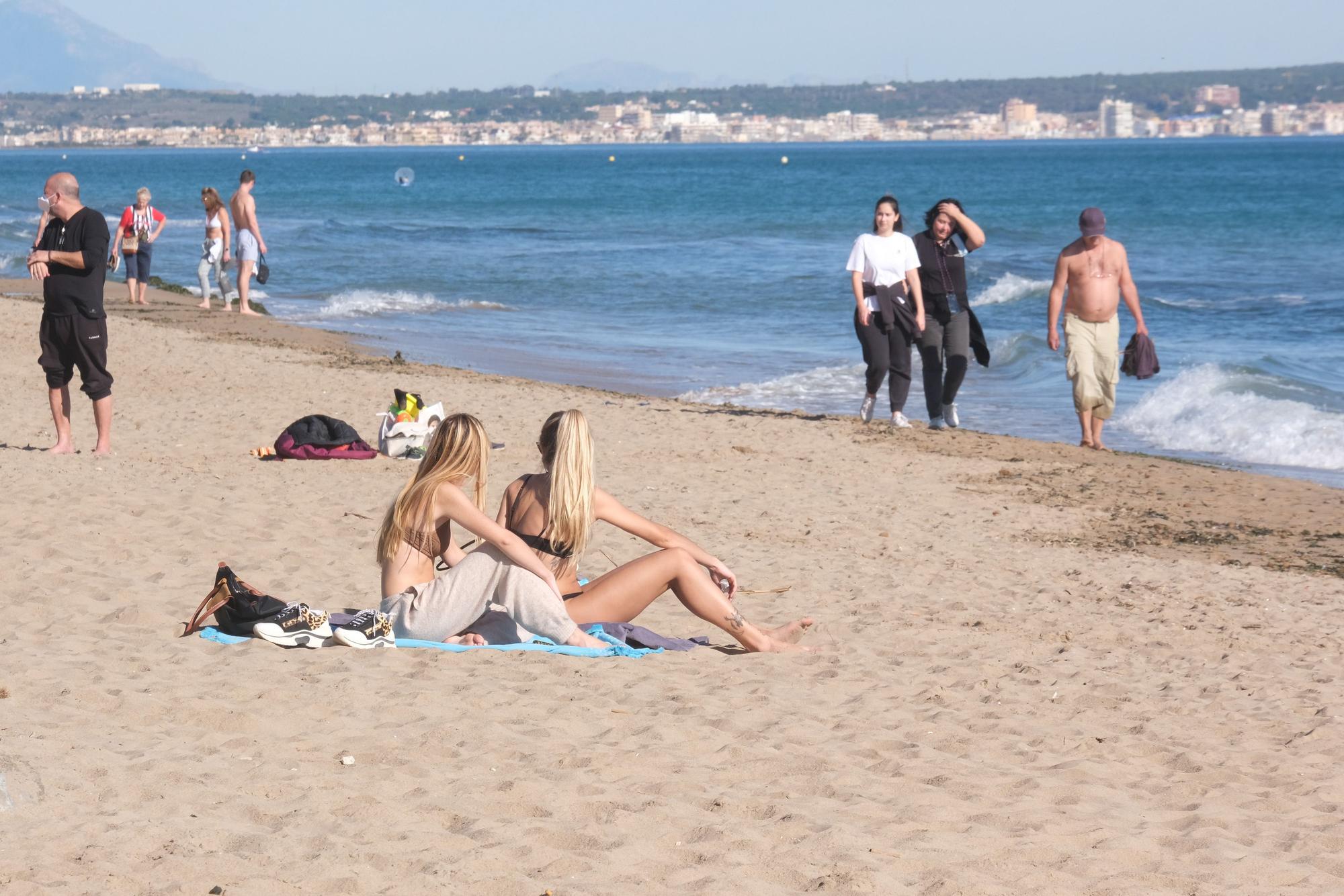 Jornada navideña playera en Elche. Numerosas personas disfrutan de las temperaturas de hasta 25 grados en la playa del Pinet en La Marina