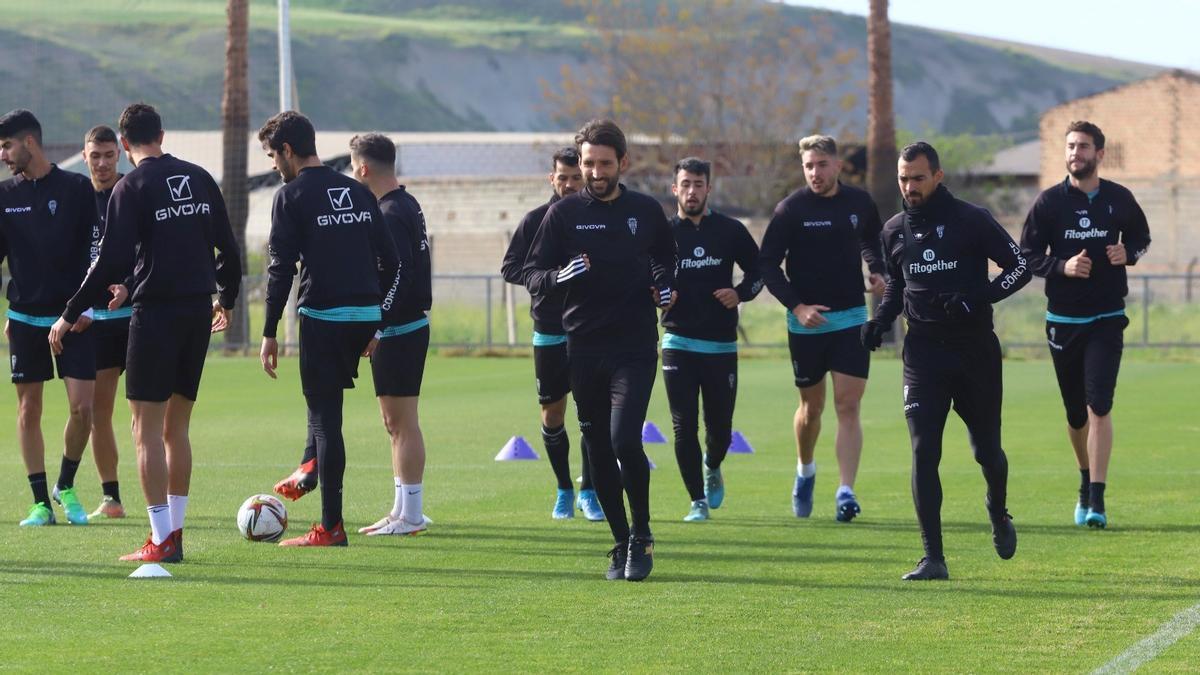 La plantilla del Córdoba CF se ejercita este lunes en la Ciudad Deportiva.
