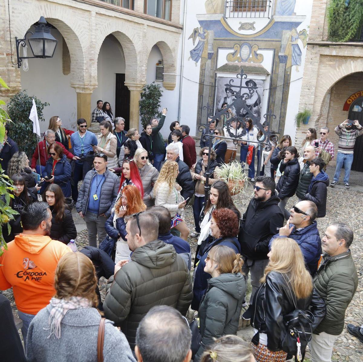 Grupos visitando el patio de una  antigua casa señorial cordobesa.