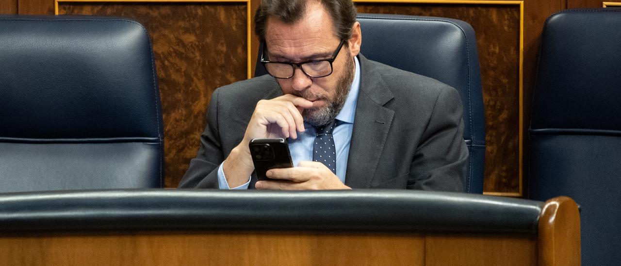 El ministro de Transporte y Movilidad Sostenible, Óscar Puente,  durante una sesión plenaria, en el Congreso de los Diputados, a 14 de marzo de 2024, en Madrid (España).