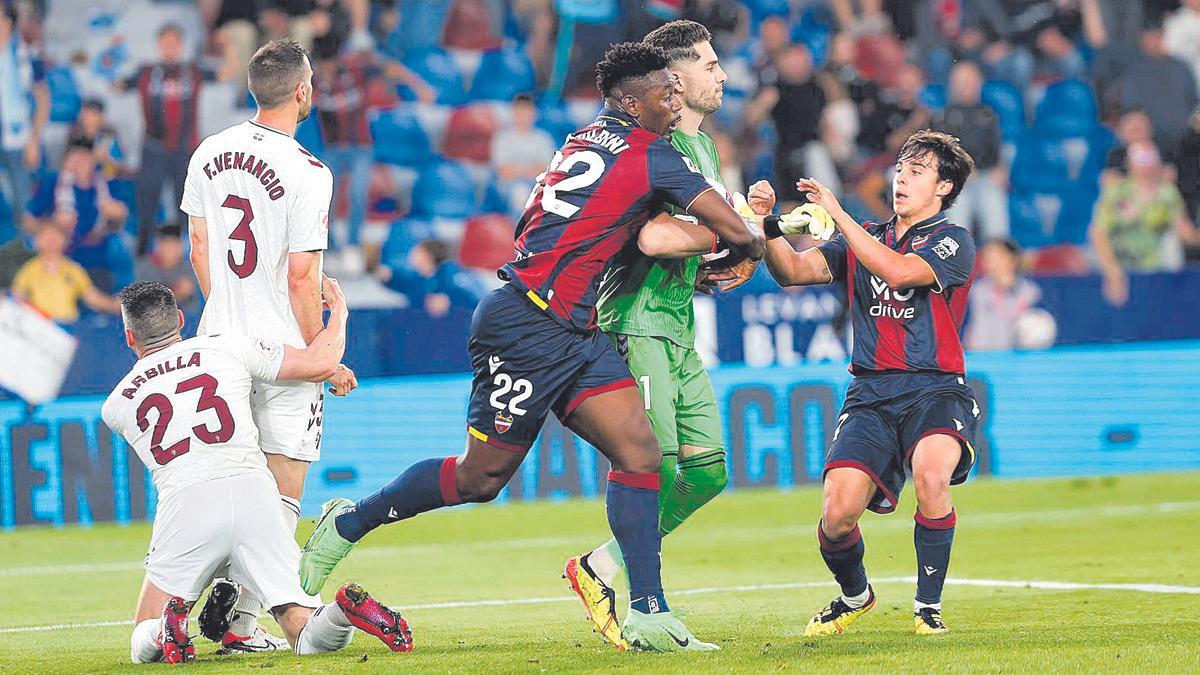 Bouldini, recuperando una pelota para sacar de centro tras el gol