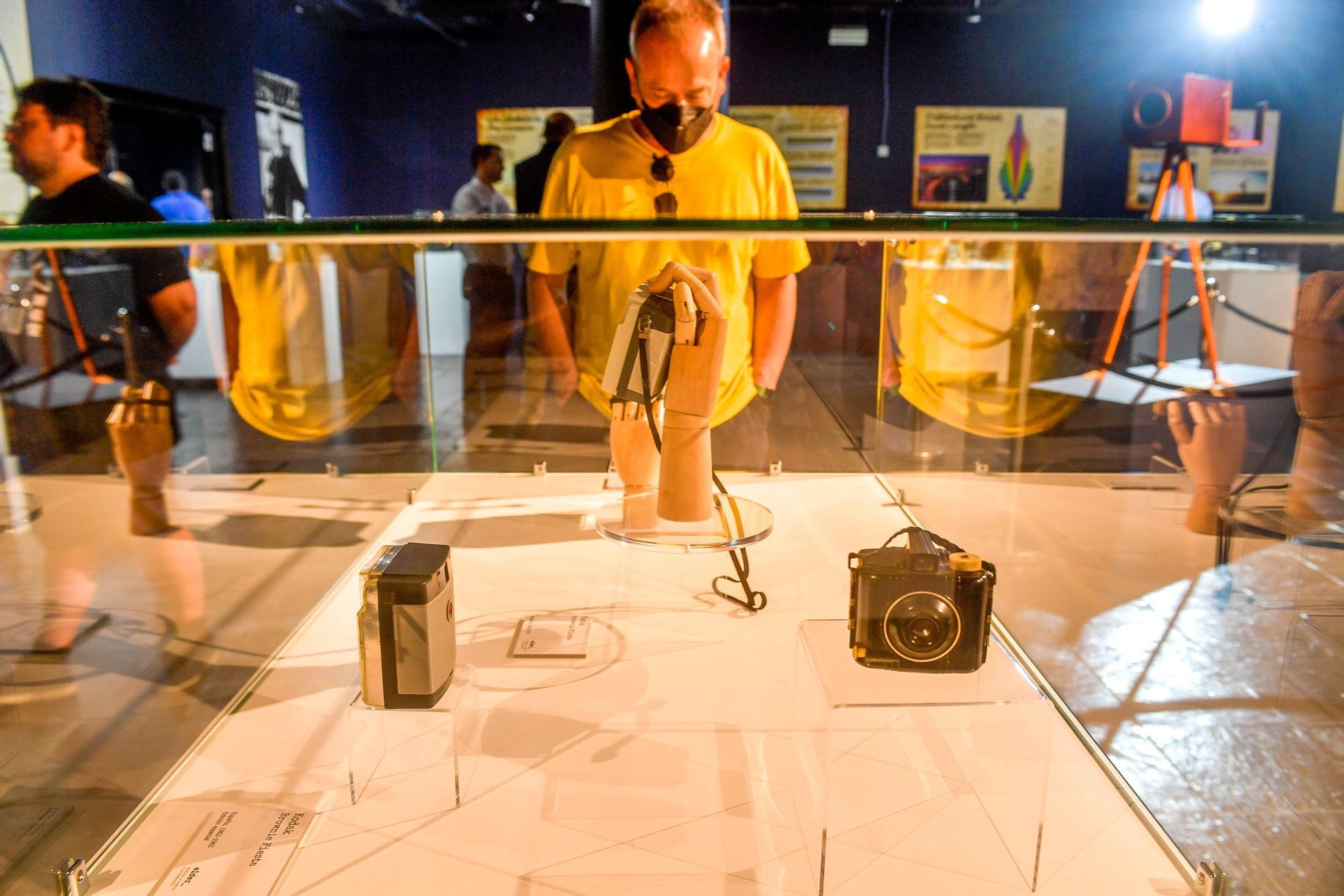 Exposiciones “Sonría, por favor” y “Mirando al  futuro a través del objetivo” en el Elder