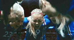 Icelandair ha querido apoyar de la selección femenina de fútbol de Islandia a través de un espectacular vídeo.