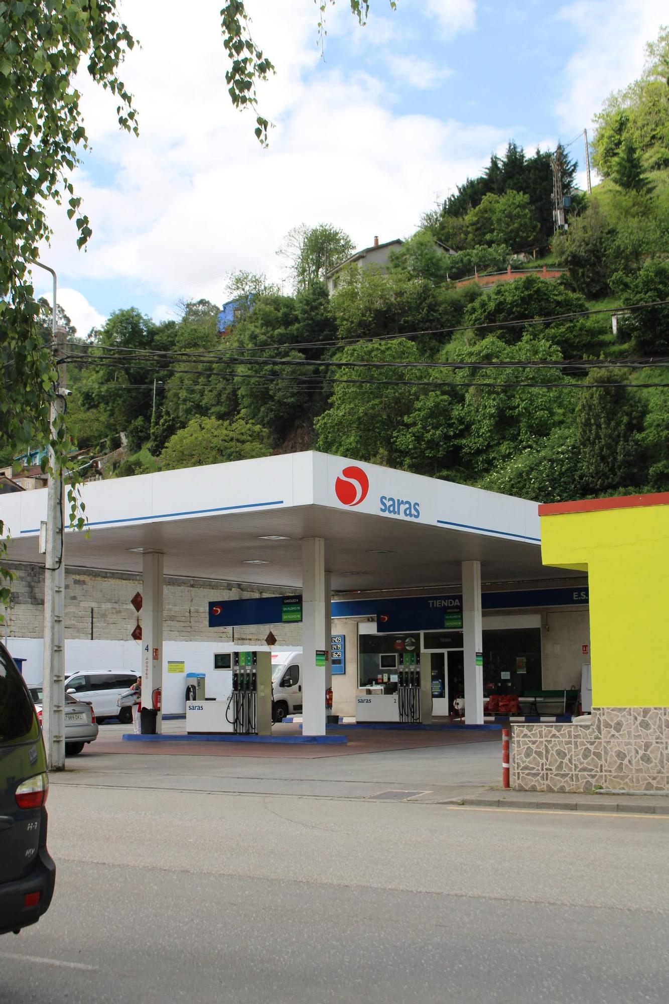 Los destrozos del robo en la gasolinera de Mieres