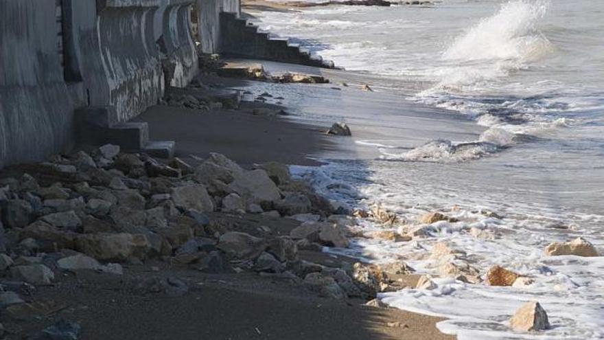 El mar vuelve a golpear estos días sobre los muros de las casas en la zona conocida como Blay Beach