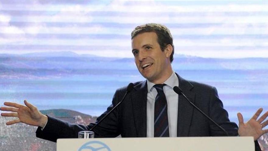 Casado exige a Sánchez el cese de Mendía por su foto con Otegi