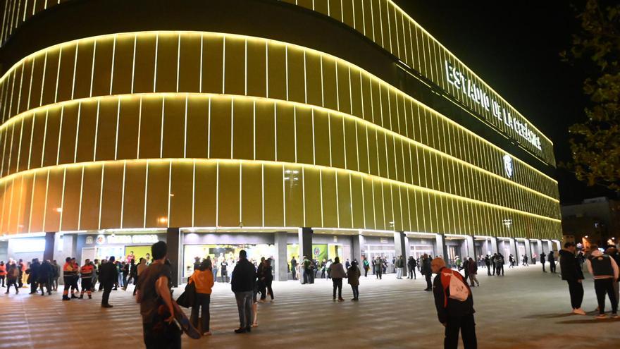 Vídeo: Aficionados del Panathinaikos en su llegada al estadio de la Cerámica