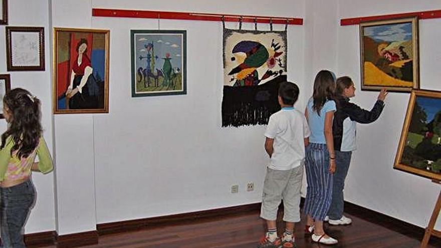 Una exposición de trabajos de escolares en la Casa da Cultura de Carral.